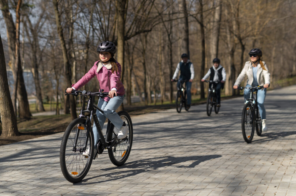 familia de tiro completo en bicicleta juntos